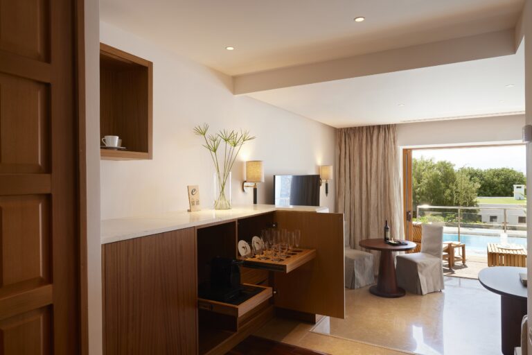 4_Peninsula_Collection_Suite_low