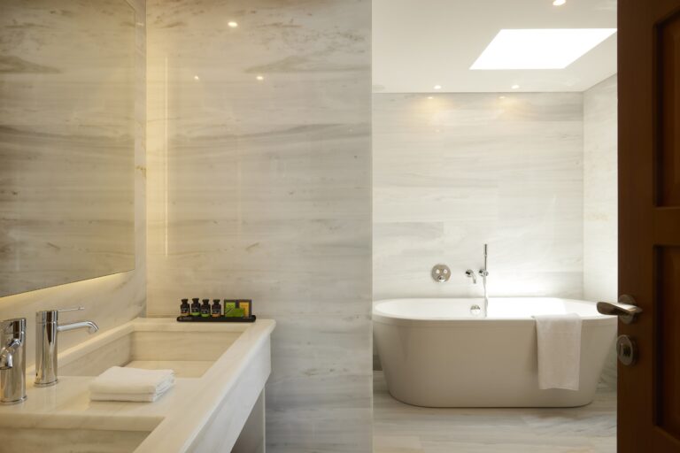Collection_Suite_bathroom_low