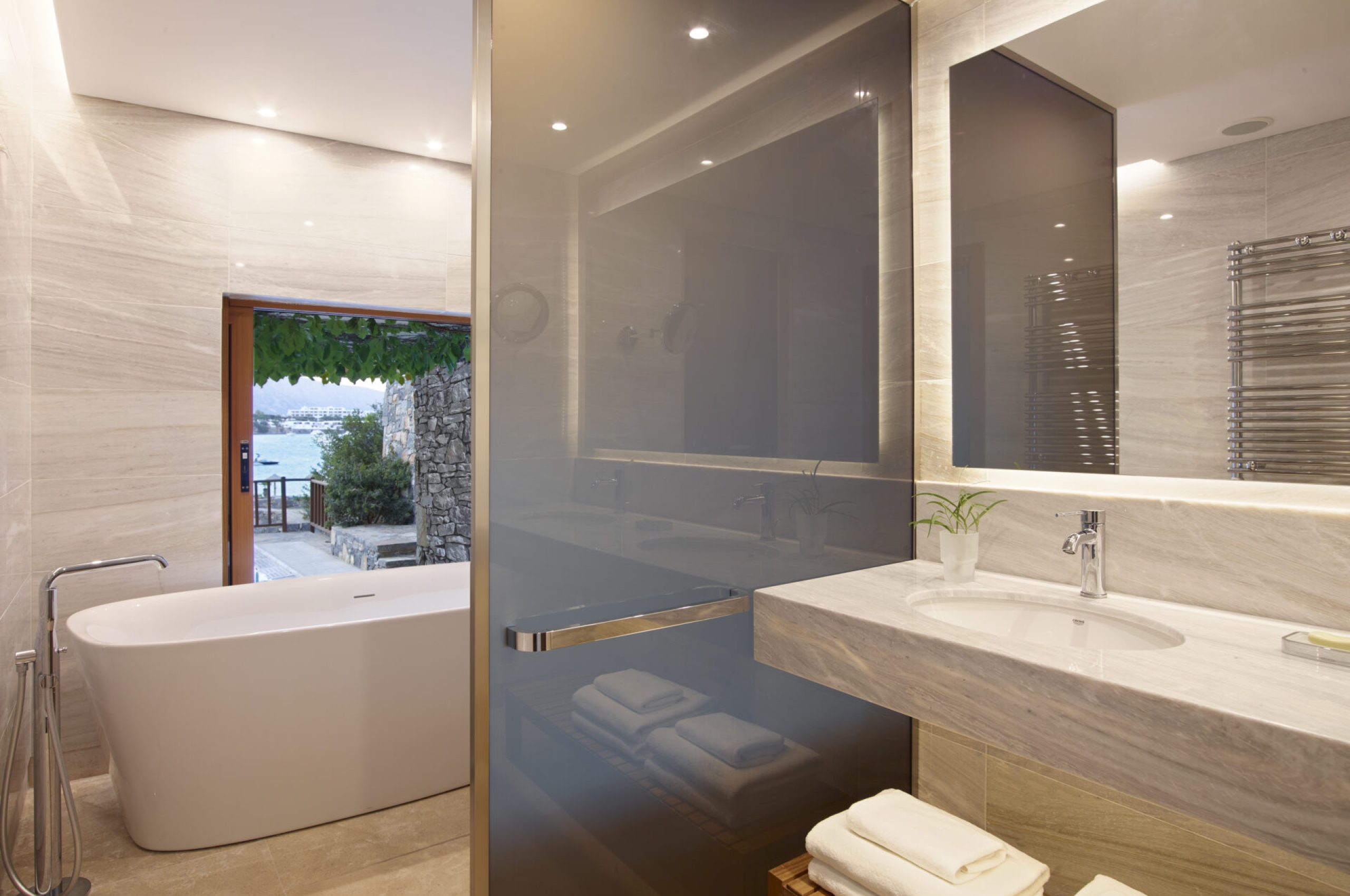 Beachfront Junior Suite bathroom