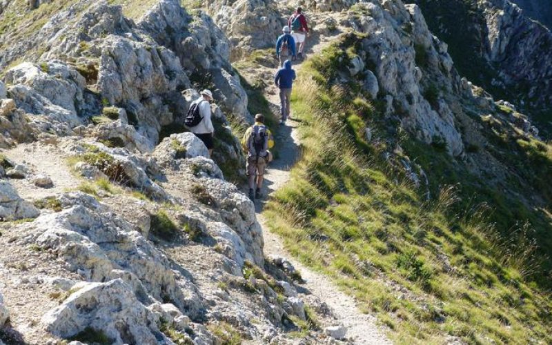 hikers_mountain_trail_crete